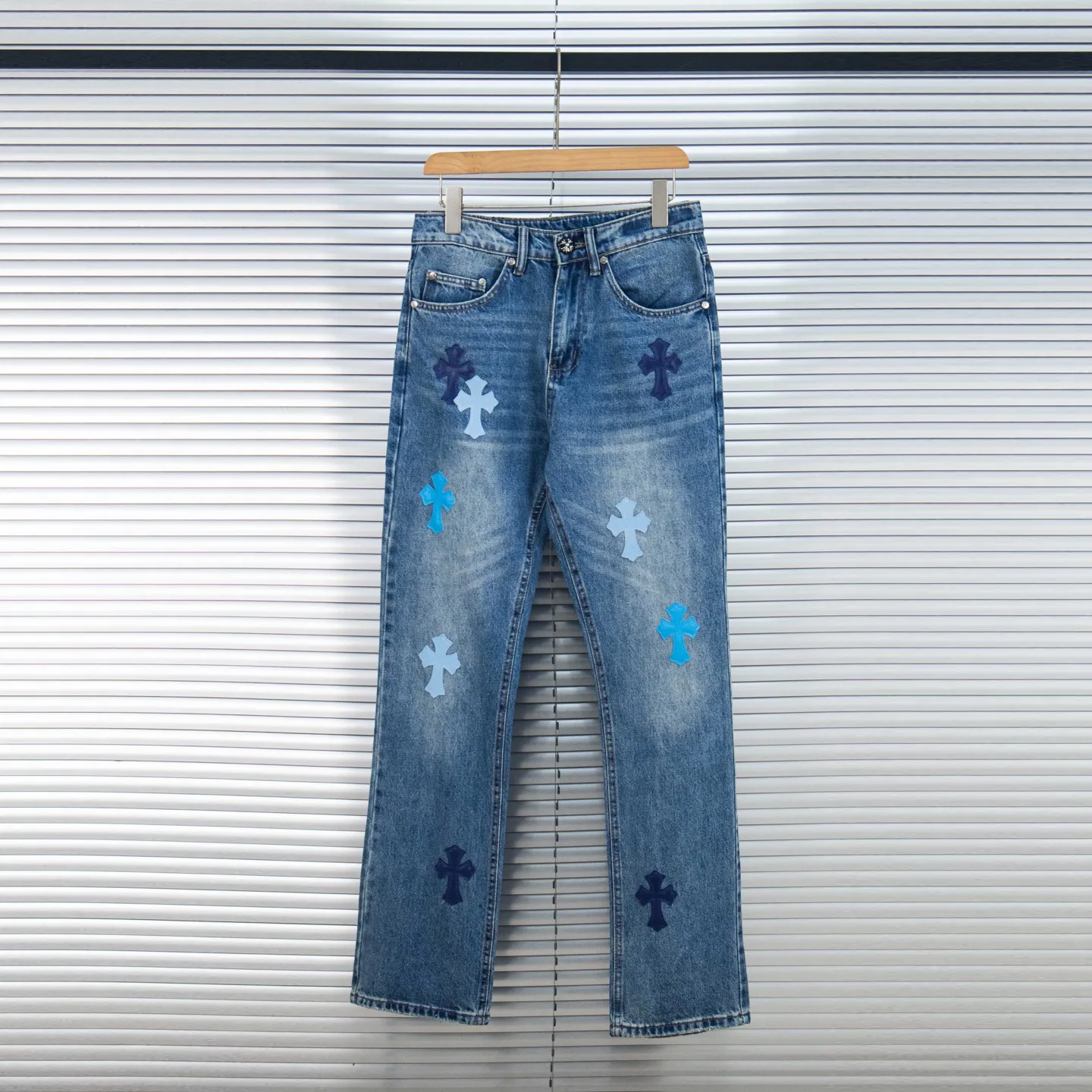 P260 Chrome Hearts micro-flared light blue multi-leather hot jeans. CH jeans need to be washed after the finished product, then disassembled and hand-stitched with sheepskin cross leather and then spliced ​​to complete. The whole piece has too many craftsmanship to explain. The patchwork cross pattern is embellished, and the high-waisted washed jeans! ! Absolutely high-end luxury products, god-level single products and super popular products, made with top heavy industry, a must-see magic weapon. Customized hardware. The fabric is thick and soft after washing. It has good breathability. Customized small leather label. Unique design. The details are simple and elegant, and the workmanship is exquisite. The entire trousers are neatly routed and the details are in place! It’s so cool that both men and women can easily control the genderless trend! Style number: 1796# Color: blue Size: 28 30 32 34 36